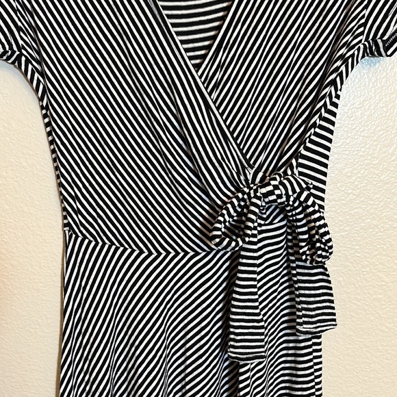 Set Of 2 Striped Dresses Size Medium - Picture 14 of 16